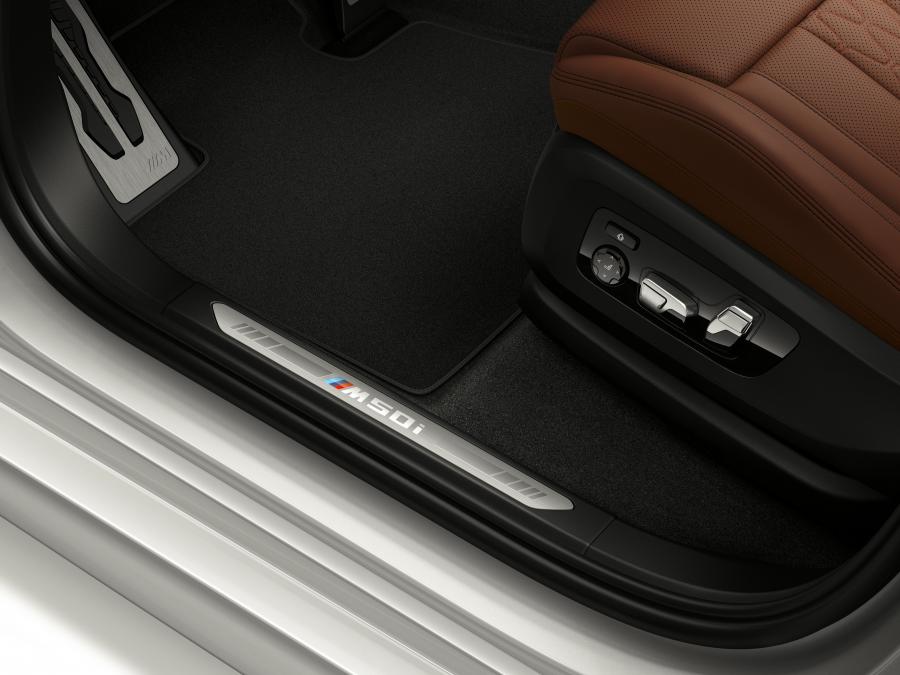 Детали интерьера BMW X7 M50i (G07) 2019 года  (WW) (фото 3 из 36)